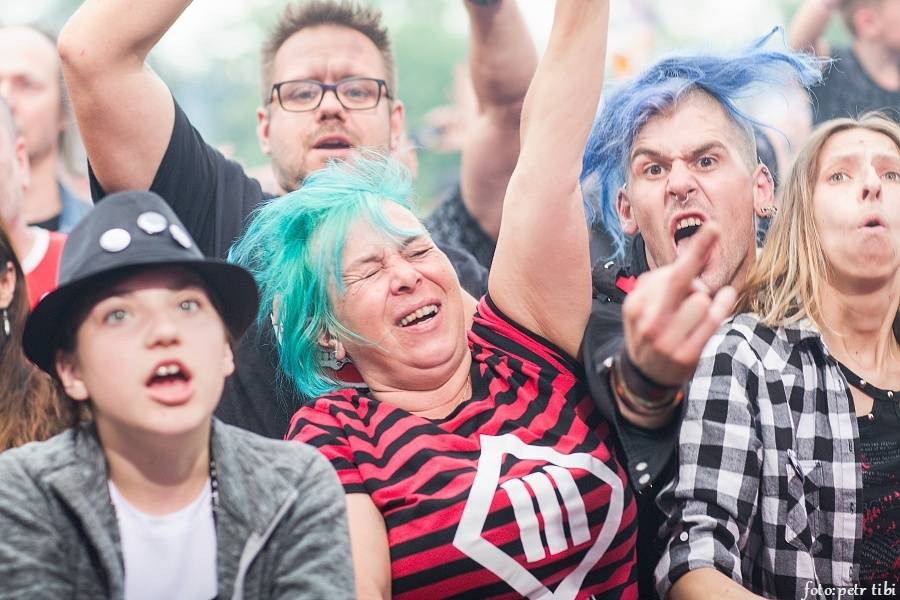 Tři sestry slavili 34 let. Punkovou jízdu na Braníku s nimi rozjeli Plexis, SPS nebo Cock Sparrer