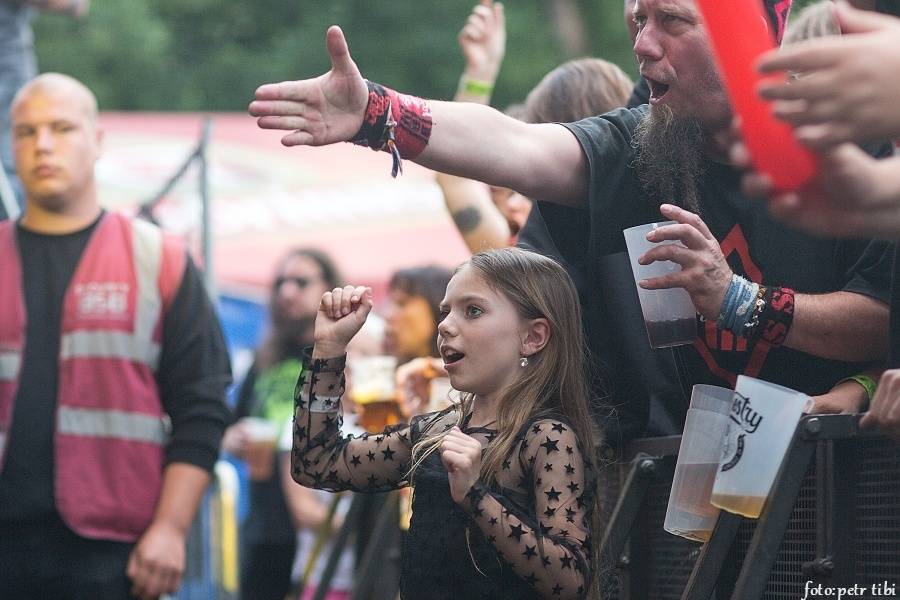 Tři sestry slavili 34 let. Punkovou jízdu na Braníku s nimi rozjeli Plexis, SPS nebo Cock Sparrer