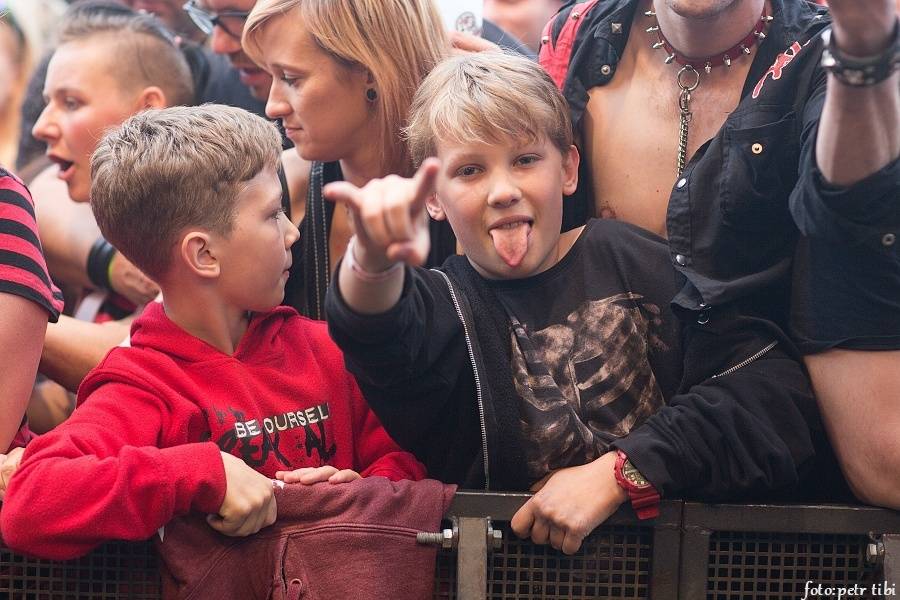 Tři sestry slavili 34 let. Punkovou jízdu na Braníku s nimi rozjeli Plexis, SPS nebo Cock Sparrer