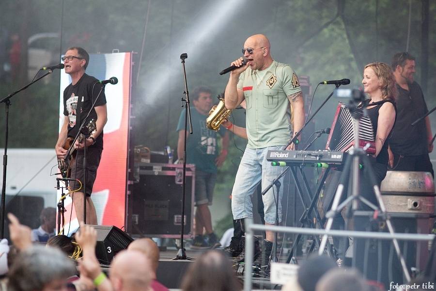 Tři sestry slavili 34 let. Punkovou jízdu na Braníku s nimi rozjeli Plexis, SPS nebo Cock Sparrer