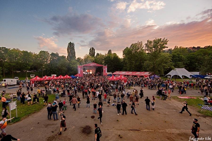 Tři sestry slavili 34 let. Punkovou jízdu na Braníku s nimi rozjeli Plexis, SPS nebo Cock Sparrer