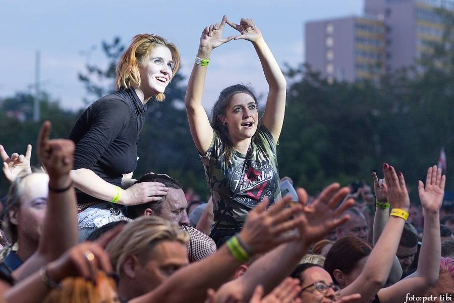 Tři sestry slavili 34 let. Punkovou jízdu na Braníku s nimi rozjeli Plexis, SPS nebo Cock Sparrer