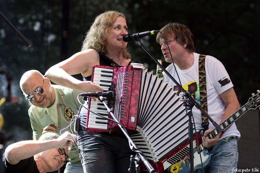 Tři sestry slavili 34 let. Punkovou jízdu na Braníku s nimi rozjeli Plexis, SPS nebo Cock Sparrer