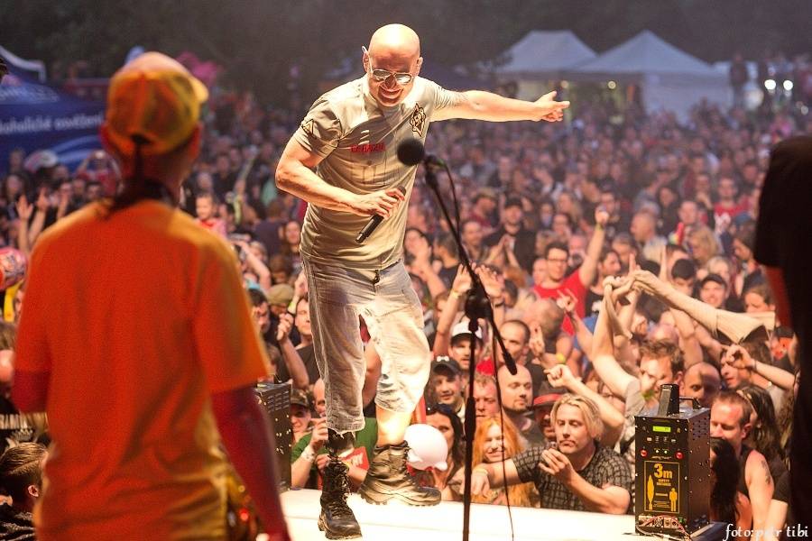 Tři sestry slavili 34 let. Punkovou jízdu na Braníku s nimi rozjeli Plexis, SPS nebo Cock Sparrer