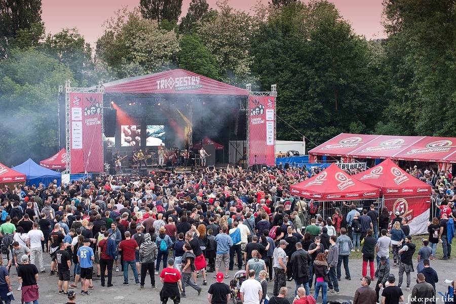 Tři sestry slavili 34 let. Punkovou jízdu na Braníku s nimi rozjeli Plexis, SPS nebo Cock Sparrer