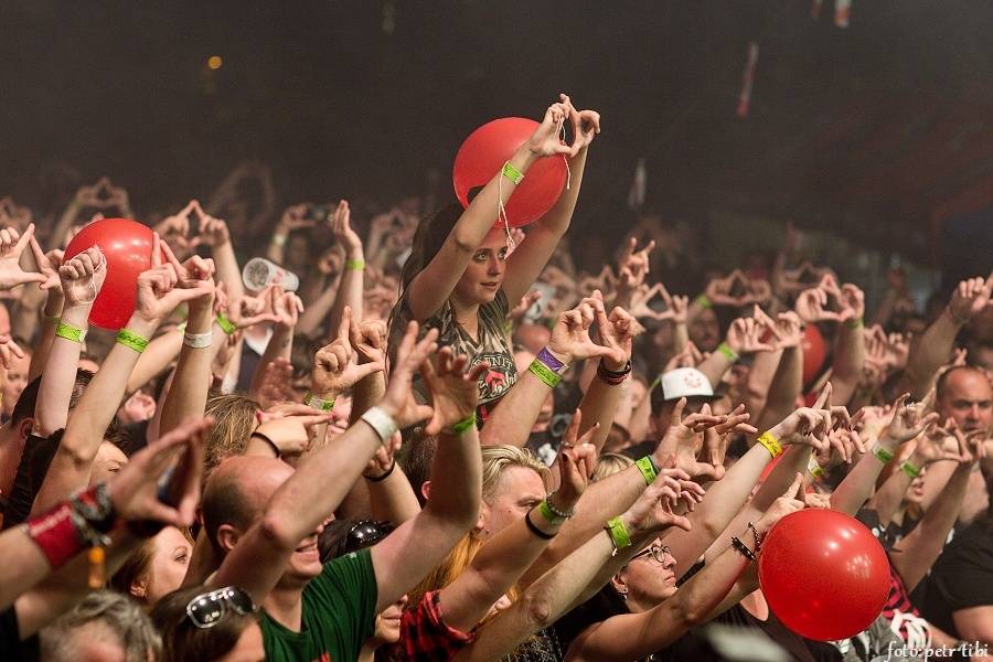 Tři sestry slavili 34 let. Punkovou jízdu na Braníku s nimi rozjeli Plexis, SPS nebo Cock Sparrer