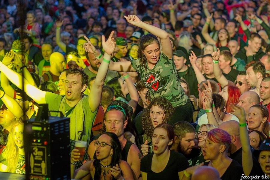 Tři sestry slavili 34 let. Punkovou jízdu na Braníku s nimi rozjeli Plexis, SPS nebo Cock Sparrer