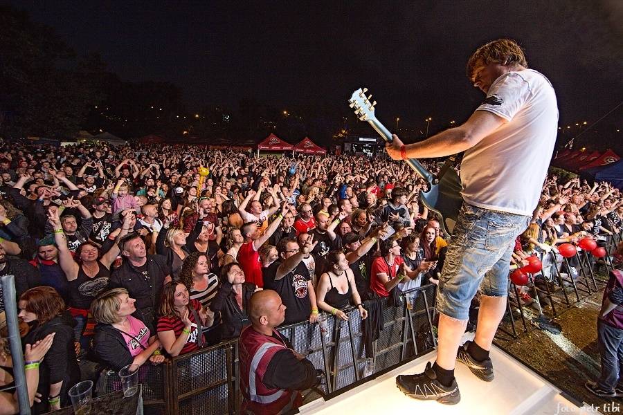 Tři sestry slavili 34 let. Punkovou jízdu na Braníku s nimi rozjeli Plexis, SPS nebo Cock Sparrer