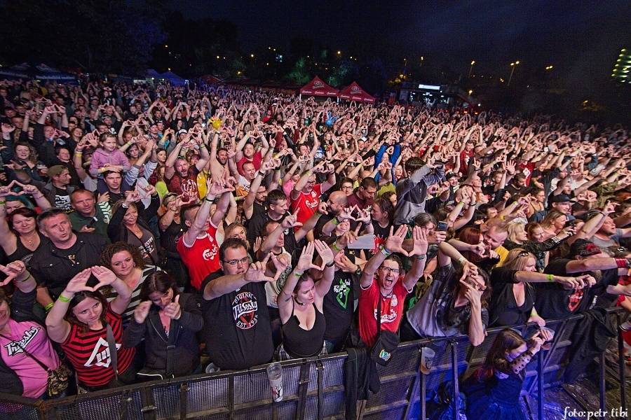 Tři sestry slavili 34 let. Punkovou jízdu na Braníku s nimi rozjeli Plexis, SPS nebo Cock Sparrer