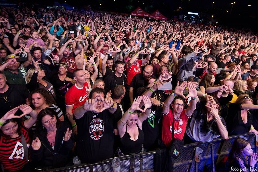 Tři sestry slavili 34 let. Punkovou jízdu na Braníku s nimi rozjeli Plexis, SPS nebo Cock Sparrer