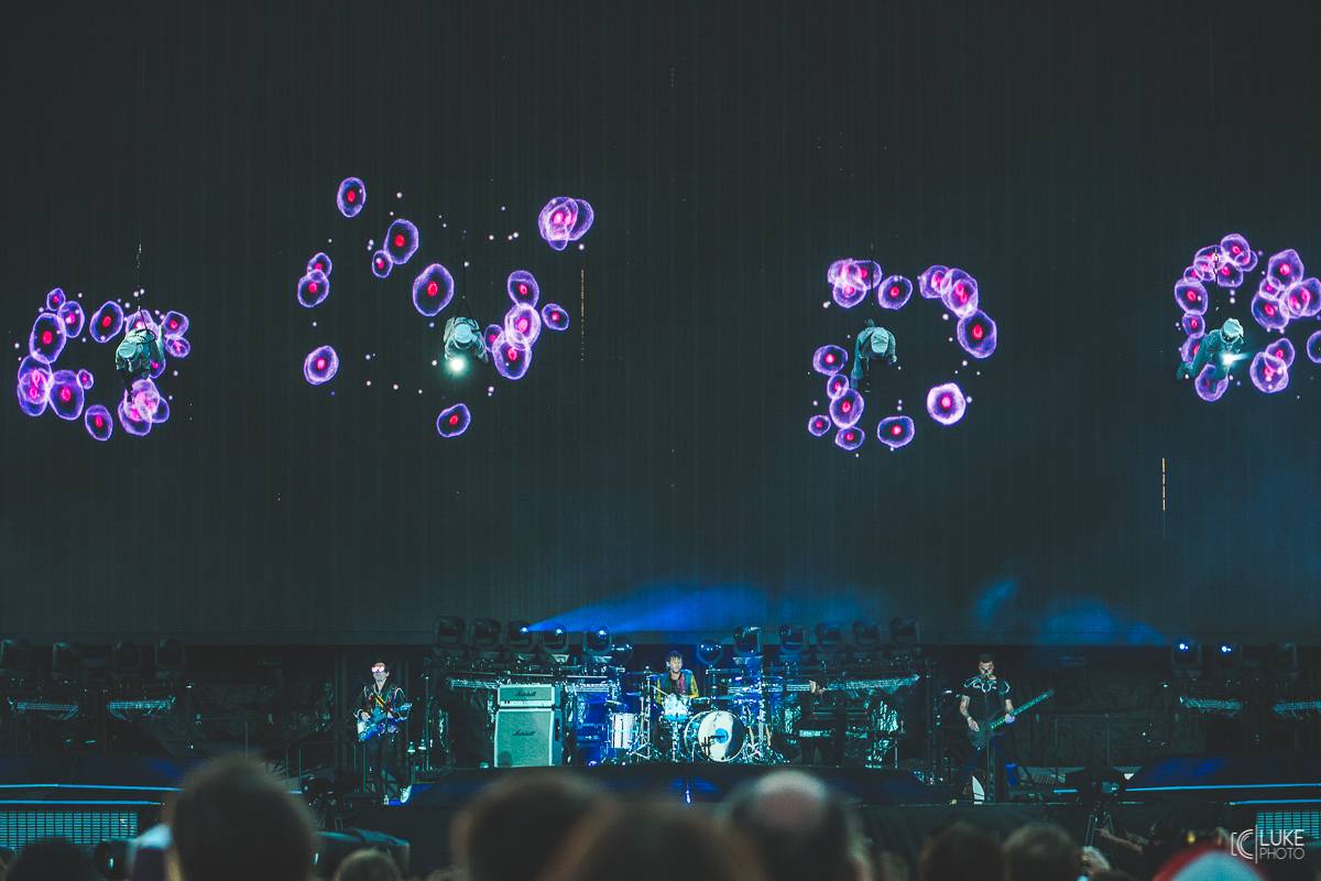 Muse předvedli v pražských Letňanech osmdesátkový futurismus