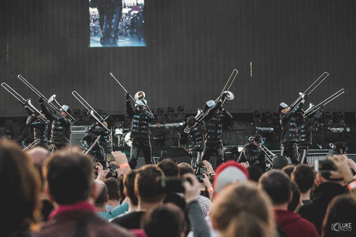 Muse předvedli v pražských Letňanech osmdesátkový futurismus
