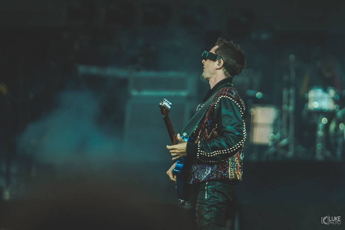 Muse předvedli v pražských Letňanech osmdesátkový futurismus