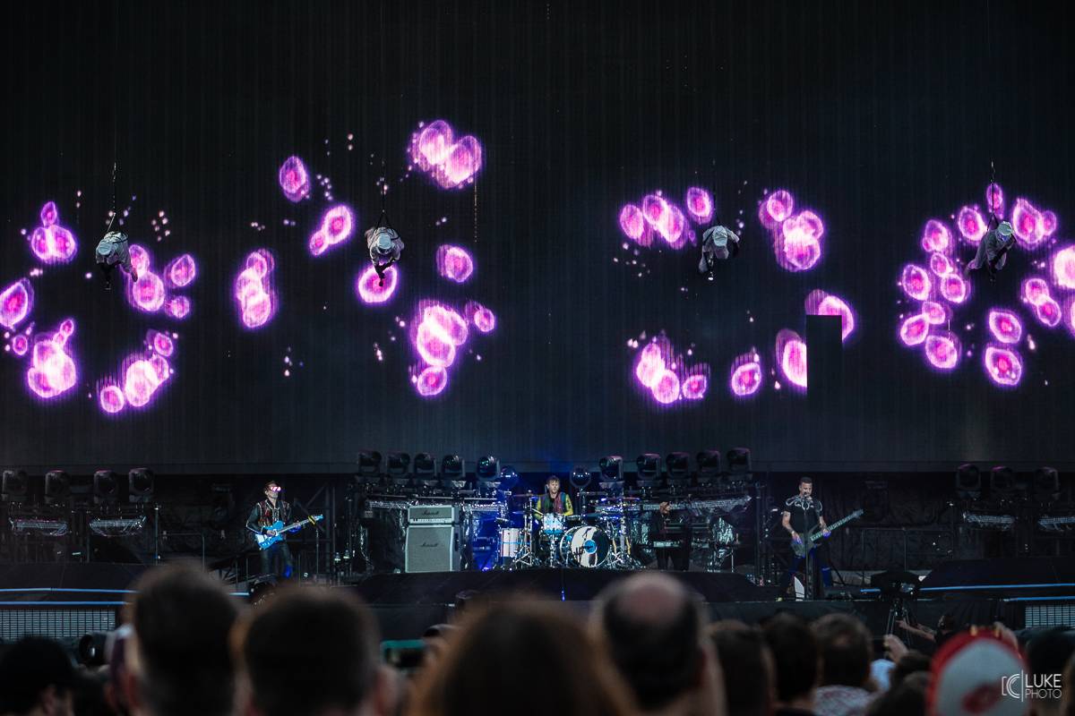 Muse předvedli v pražských Letňanech osmdesátkový futurismus