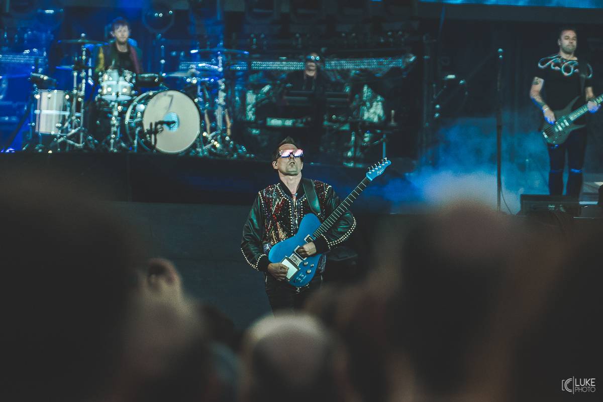 Muse předvedli v pražských Letňanech osmdesátkový futurismus