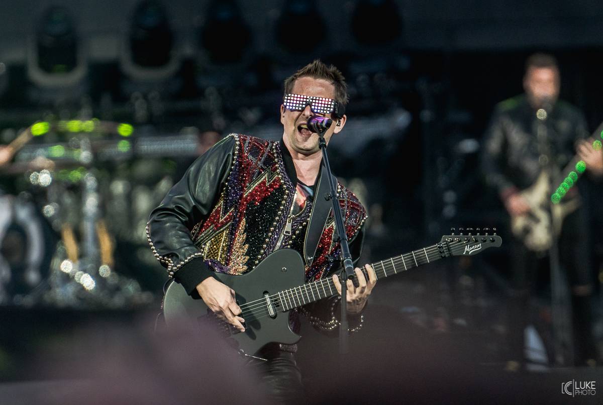 Muse předvedli v pražských Letňanech osmdesátkový futurismus