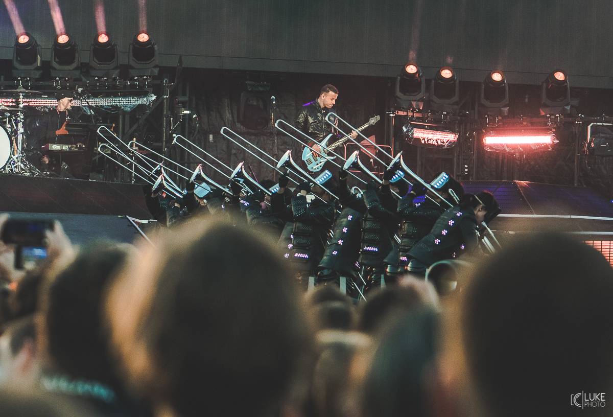 Muse předvedli v pražských Letňanech osmdesátkový futurismus