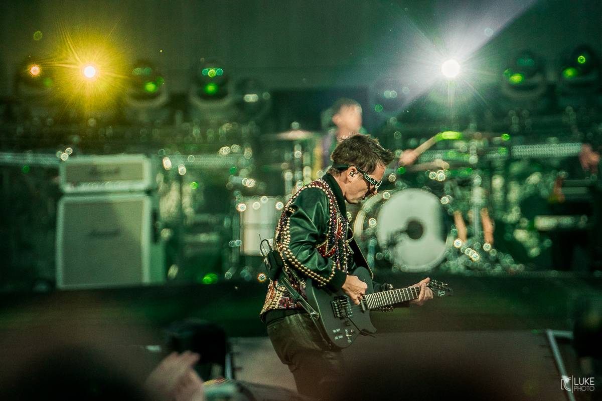 Muse předvedli v pražských Letňanech osmdesátkový futurismus