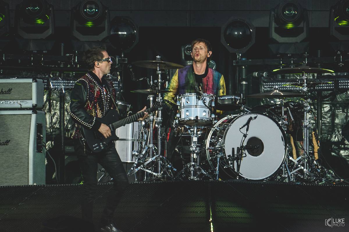 Muse předvedli v pražských Letňanech osmdesátkový futurismus