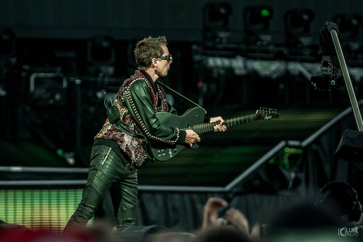 Muse předvedli v pražských Letňanech osmdesátkový futurismus