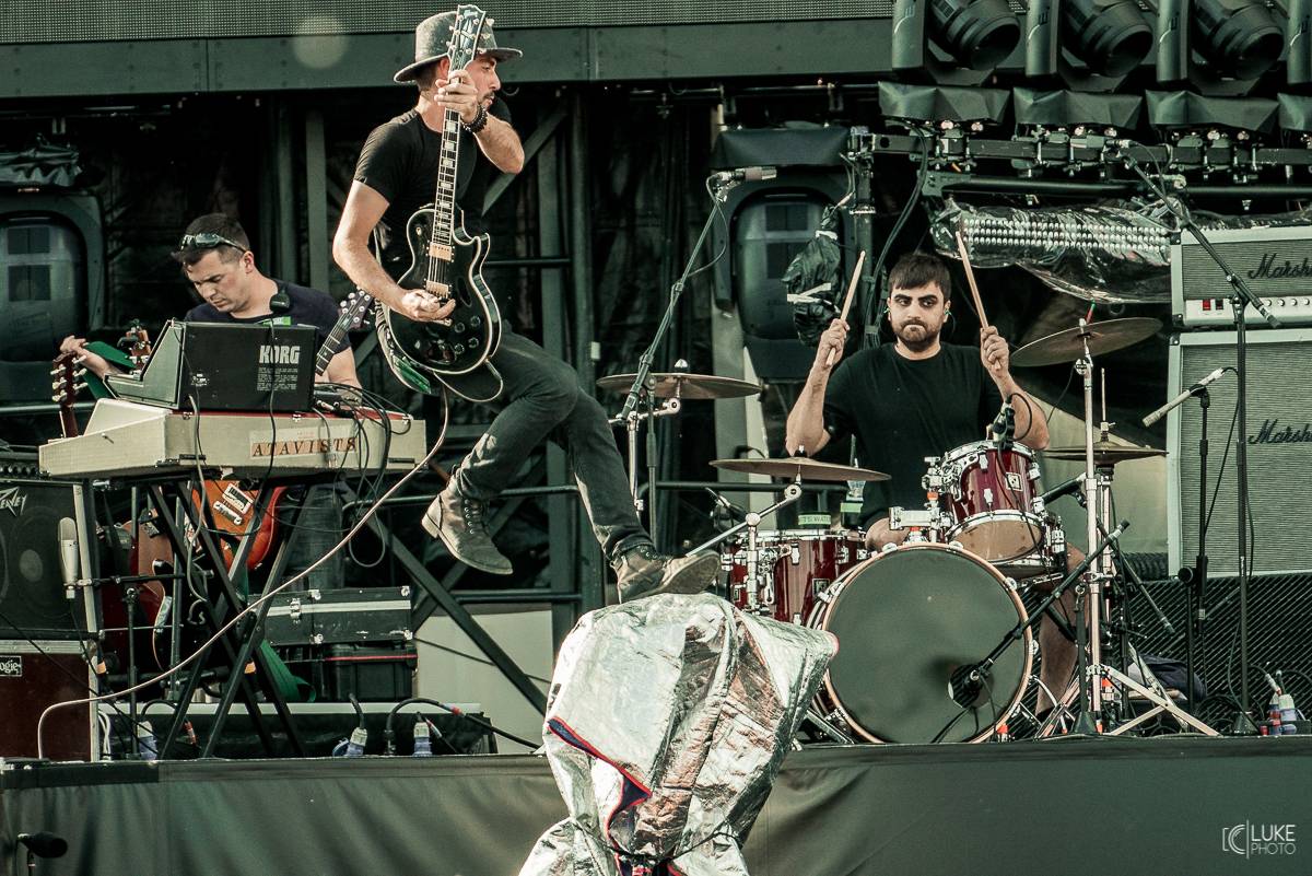 Muse předvedli v pražských Letňanech osmdesátkový futurismus