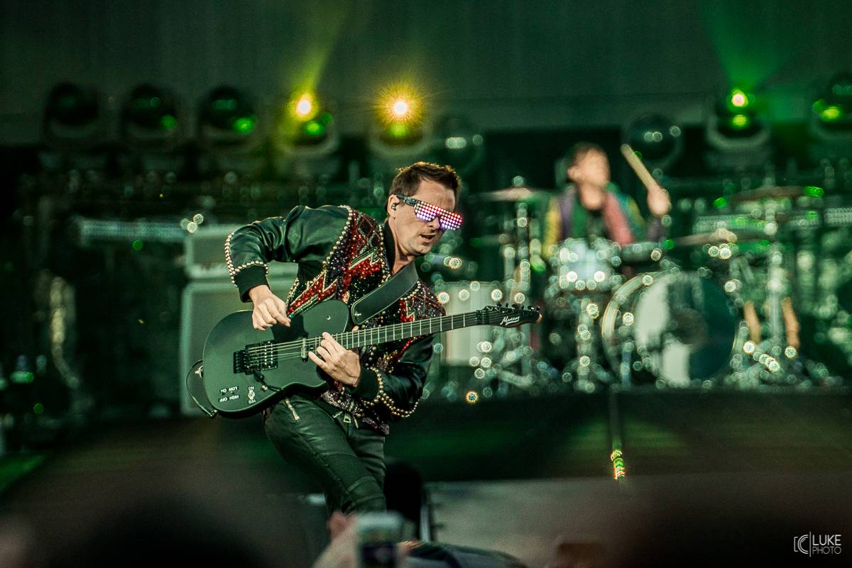 Muse předvedli v pražských Letňanech osmdesátkový futurismus