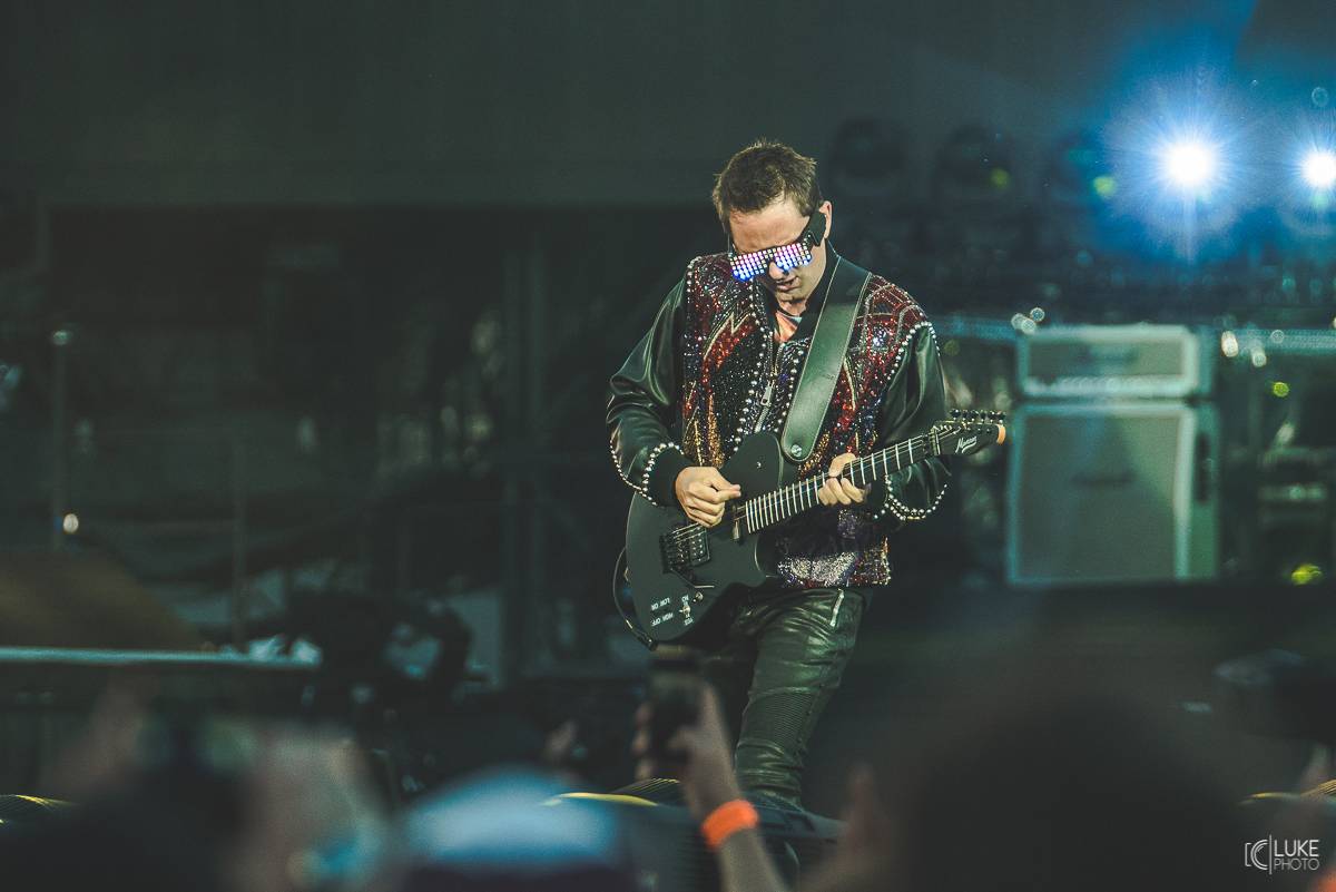 Muse předvedli v pražských Letňanech osmdesátkový futurismus