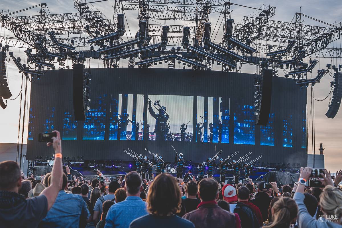 Muse předvedli v pražských Letňanech osmdesátkový futurismus