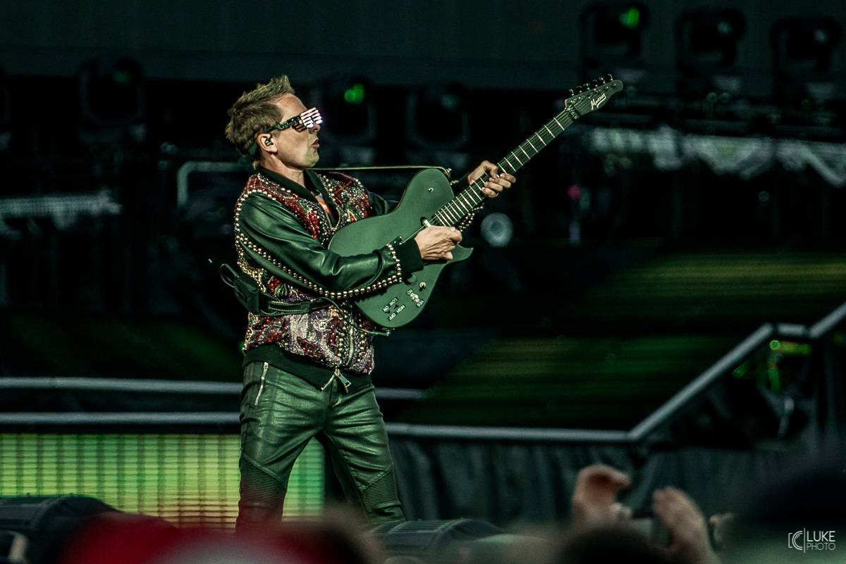 Muse předvedli v pražských Letňanech osmdesátkový futurismus