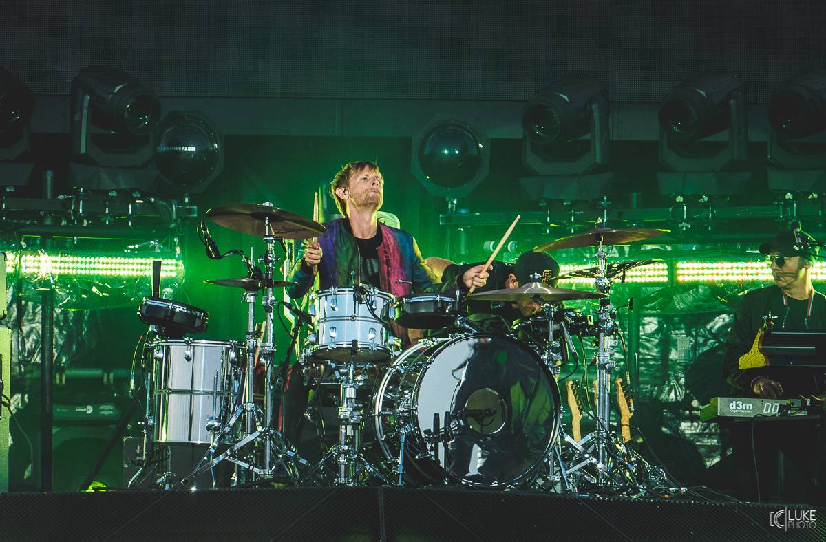 Muse předvedli v pražských Letňanech osmdesátkový futurismus