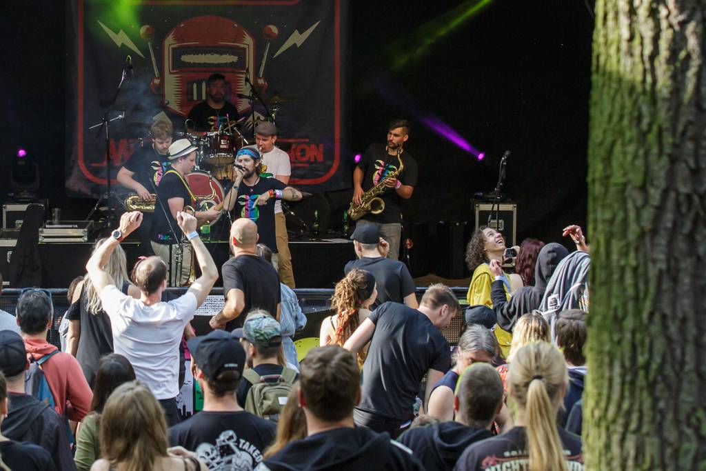 Rockový slunovrat rozpálil Řevnice. V první den vystoupili Gaia Mesiah, Prago Union i Sto zvířat