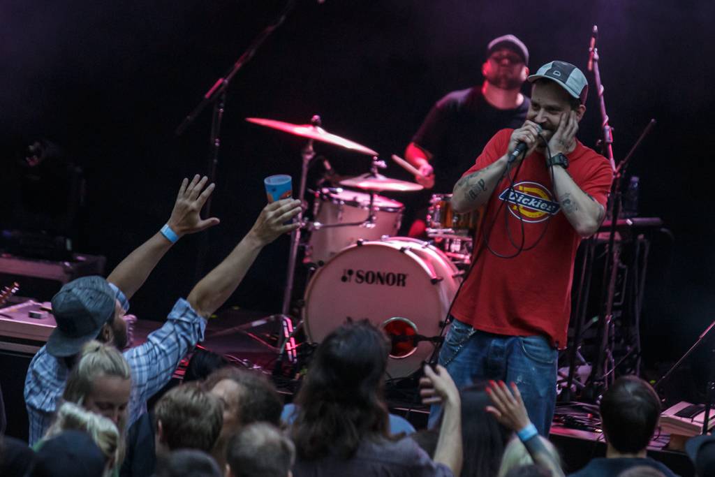 Rockový slunovrat rozpálil Řevnice. V první den vystoupili Gaia Mesiah, Prago Union i Sto zvířat