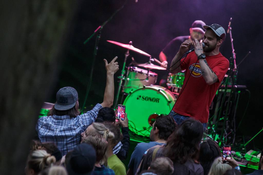 Rockový slunovrat rozpálil Řevnice. V první den vystoupili Gaia Mesiah, Prago Union i Sto zvířat