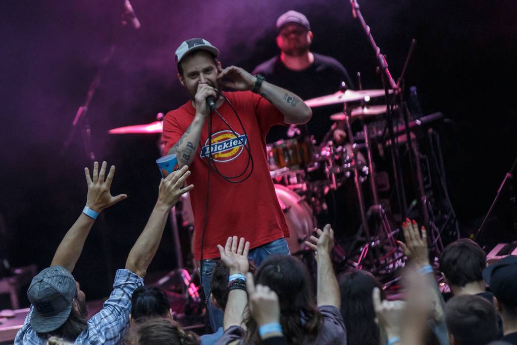 Rockový slunovrat rozpálil Řevnice. V první den vystoupili Gaia Mesiah, Prago Union i Sto zvířat