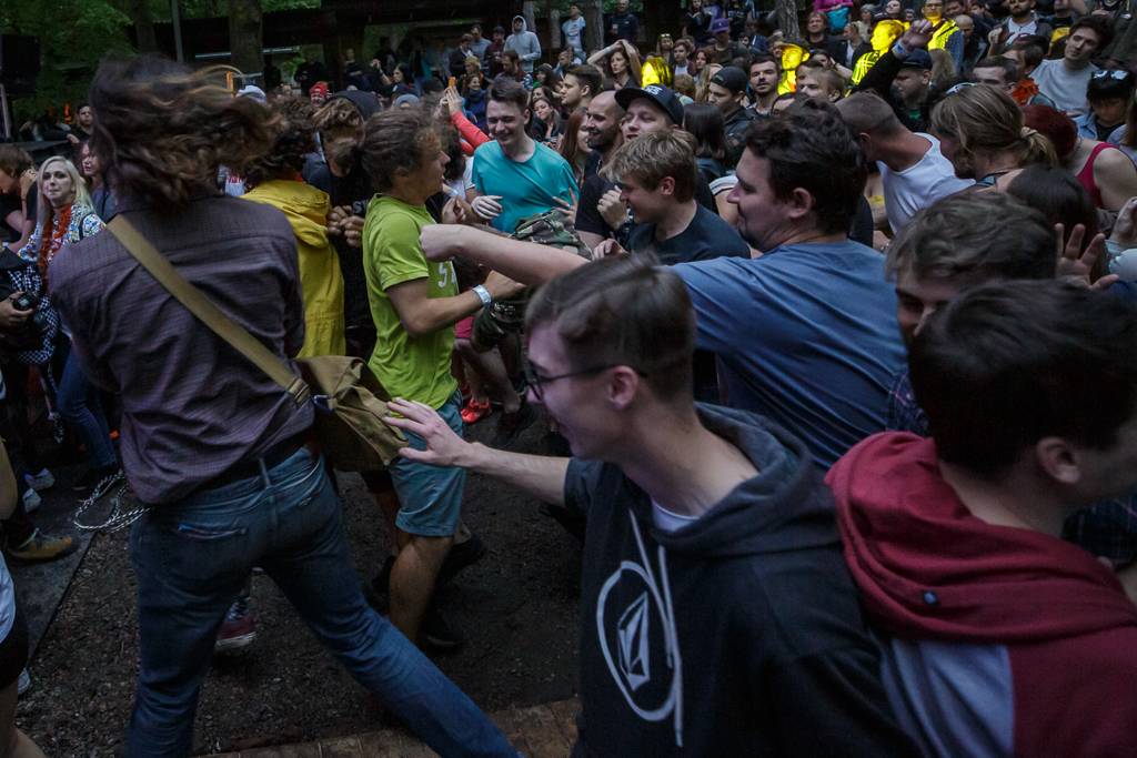 Rockový slunovrat rozpálil Řevnice. V první den vystoupili Gaia Mesiah, Prago Union i Sto zvířat