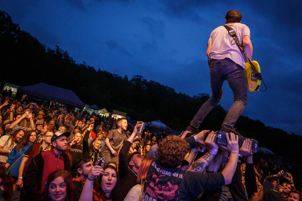 Rockový slunovrat rozpálil Řevnice. V první den vystoupili Gaia Mesiah, Prago Union i Sto zvířat