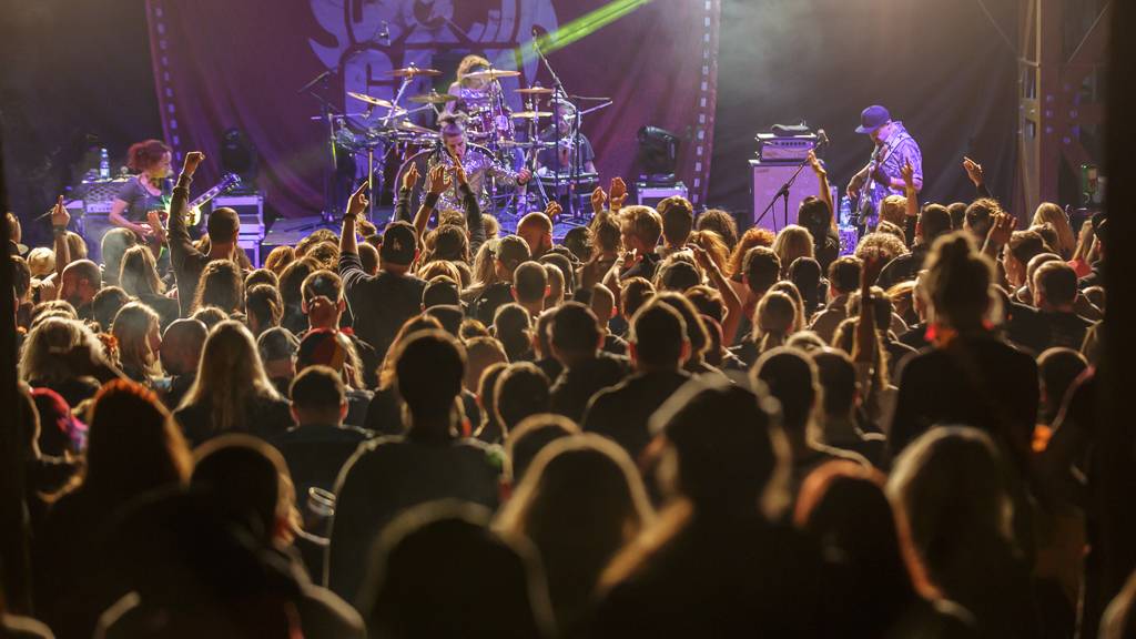 Rockový slunovrat rozpálil Řevnice. V první den vystoupili Gaia Mesiah, Prago Union i Sto zvířat