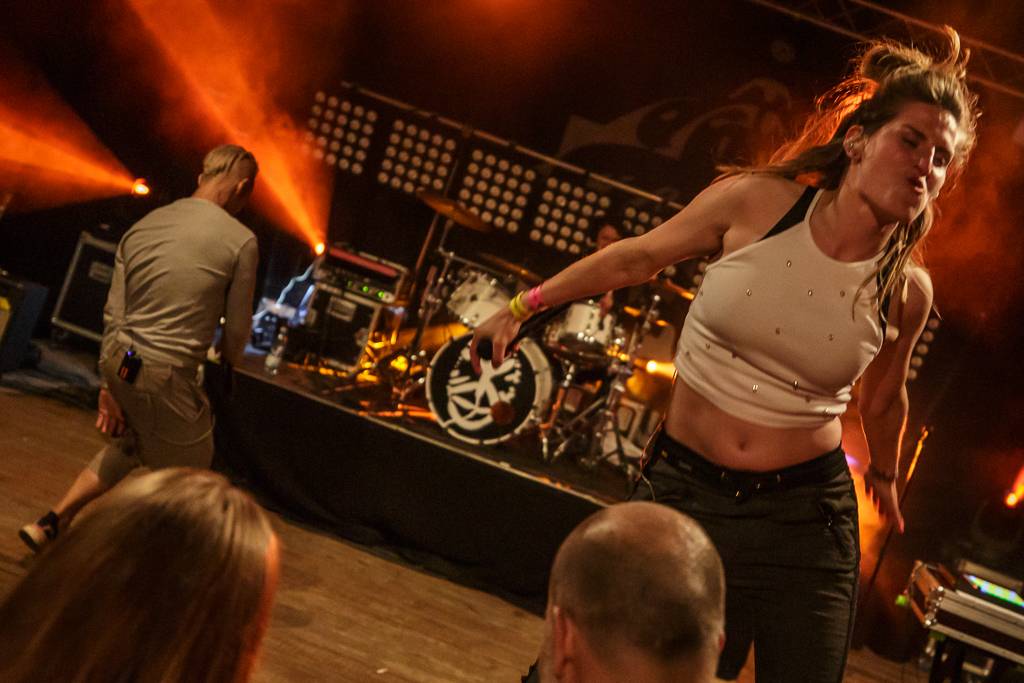 Rockový slunovrat rozpálil Řevnice. V první den vystoupili Gaia Mesiah, Prago Union i Sto zvířat