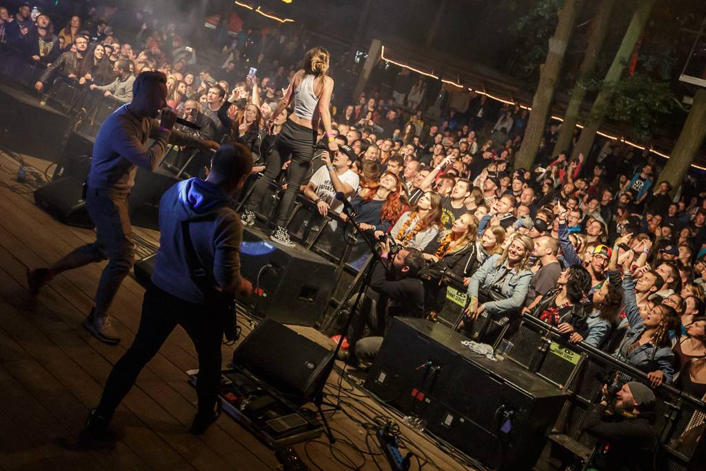 Rockový slunovrat rozpálil Řevnice. V první den vystoupili Gaia Mesiah, Prago Union i Sto zvířat