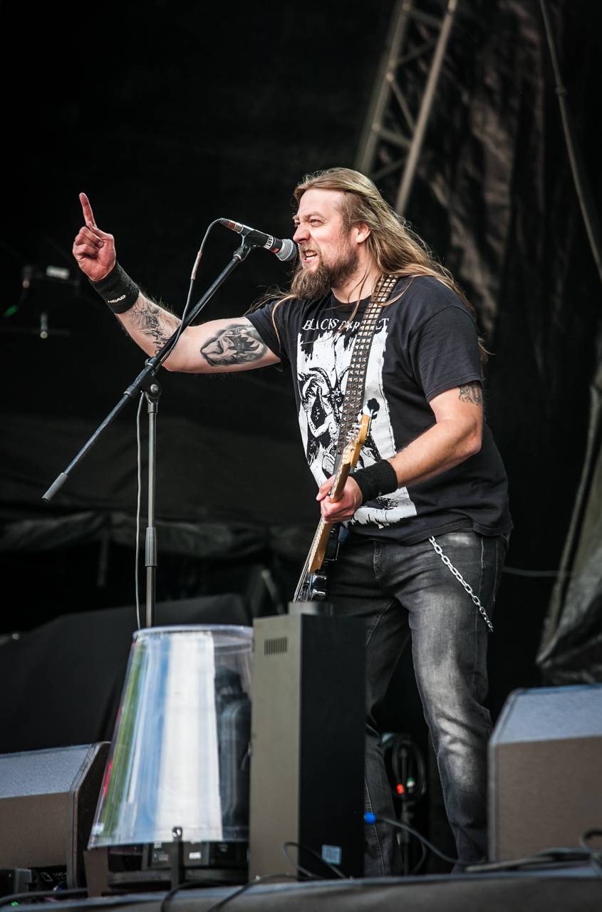 První den vyprodaného Metalfestu. Vystoupily kapely Hammerfall, Powerwolf, Amorphis, Axxis i česká ikona Törr