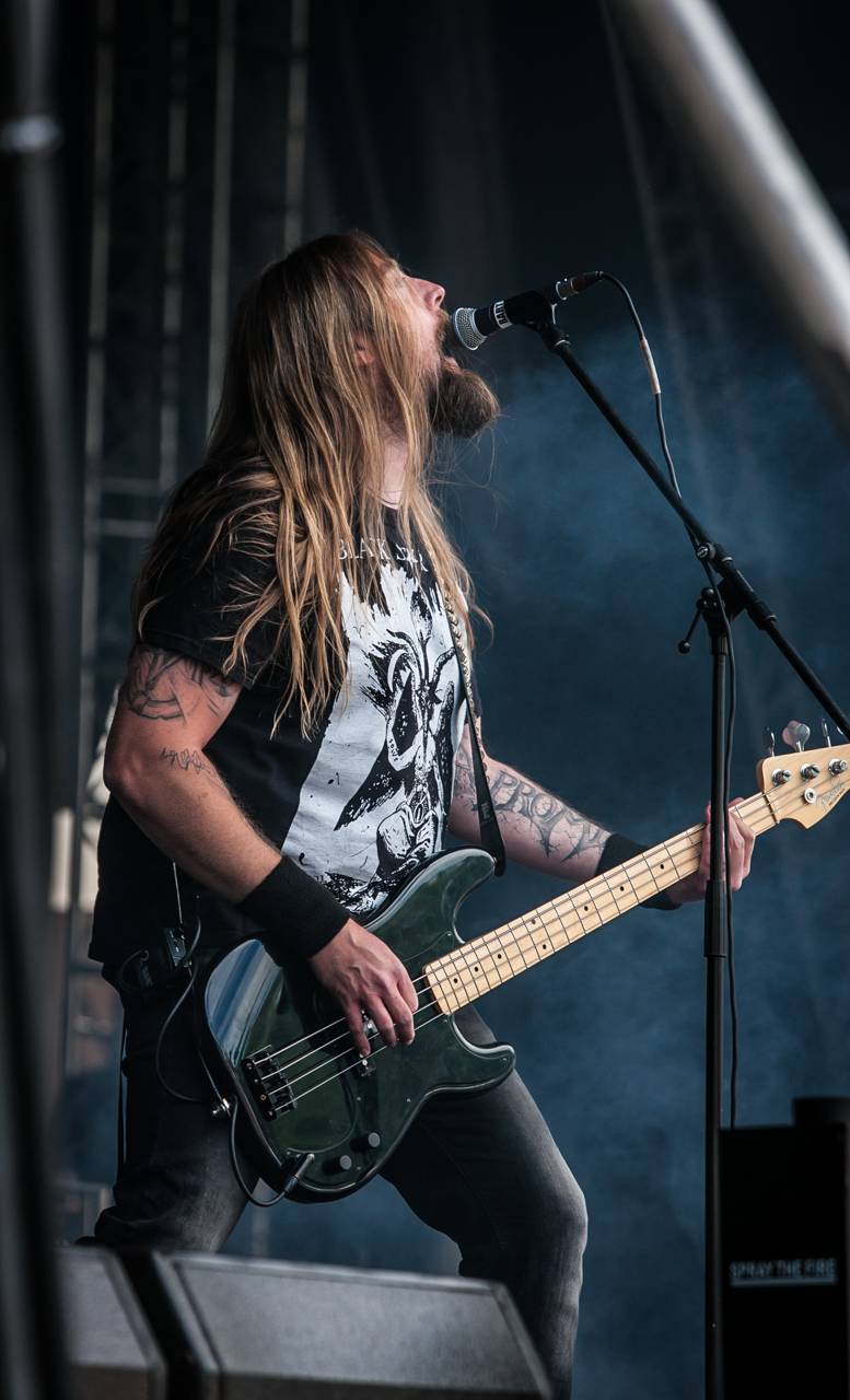 První den vyprodaného Metalfestu. Vystoupily kapely Hammerfall, Powerwolf, Amorphis, Axxis i česká ikona Törr