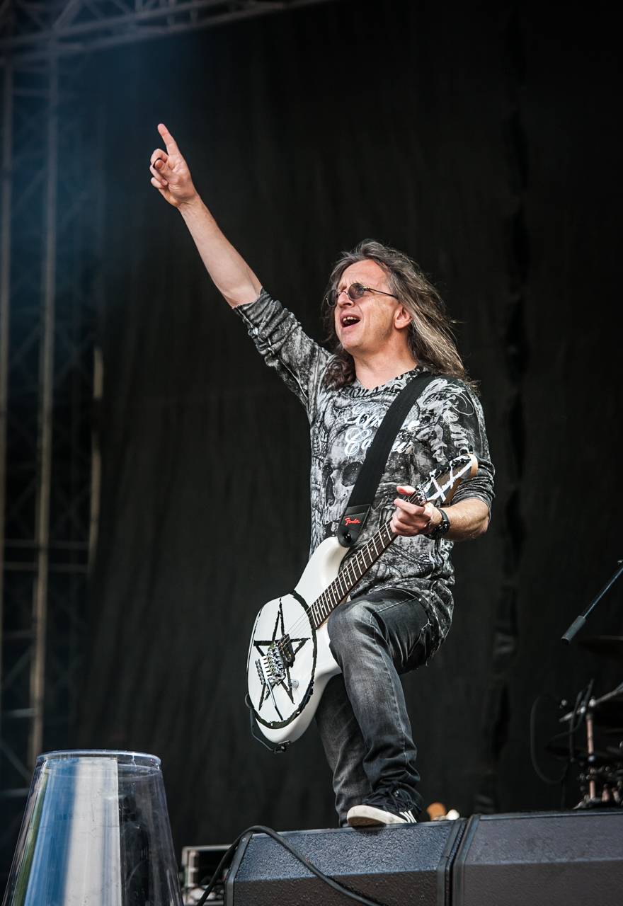 První den vyprodaného Metalfestu. Vystoupily kapely Hammerfall, Powerwolf, Amorphis, Axxis i česká ikona Törr