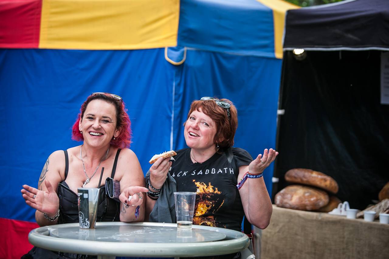 První den vyprodaného Metalfestu. Vystoupily kapely Hammerfall, Powerwolf, Amorphis, Axxis i česká ikona Törr