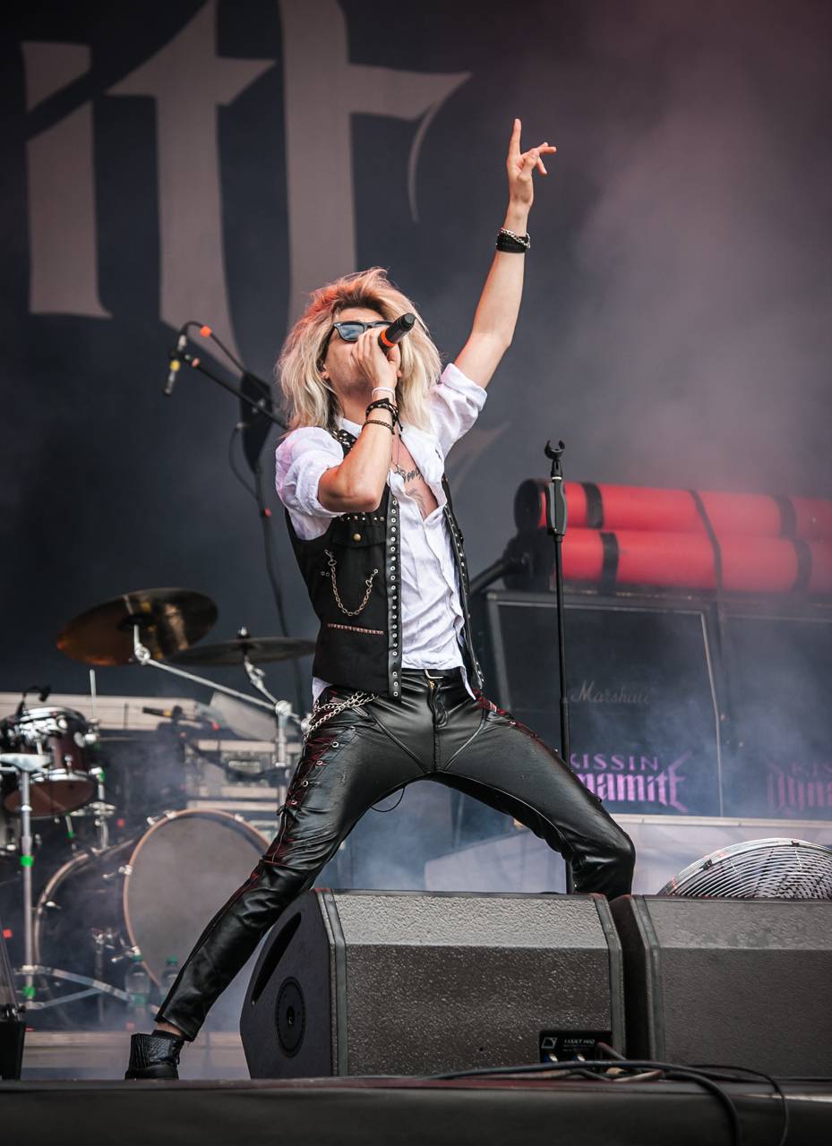 První den vyprodaného Metalfestu. Vystoupily kapely Hammerfall, Powerwolf, Amorphis, Axxis i česká ikona Törr