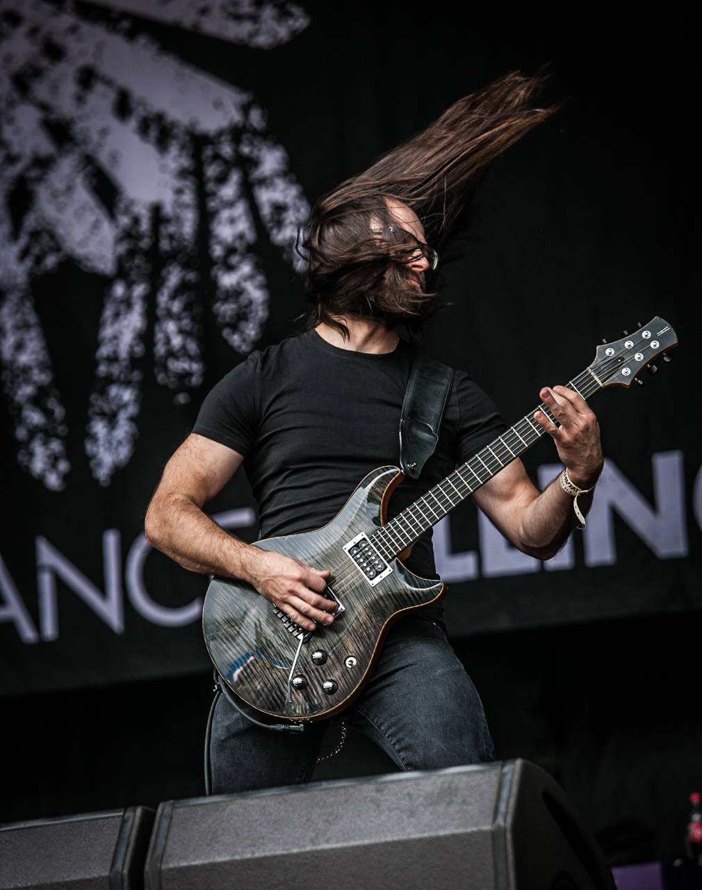 První den vyprodaného Metalfestu. Vystoupily kapely Hammerfall, Powerwolf, Amorphis, Axxis i česká ikona Törr