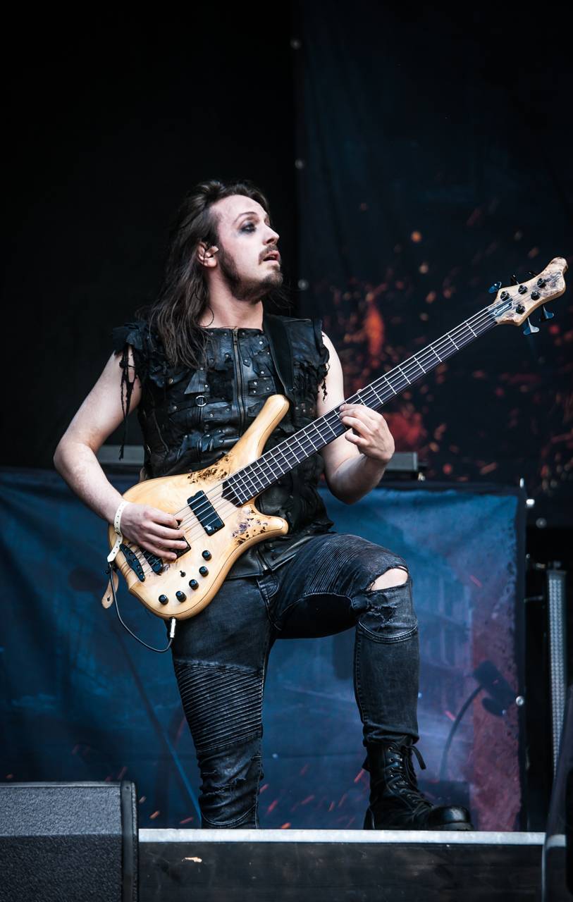 První den vyprodaného Metalfestu. Vystoupily kapely Hammerfall, Powerwolf, Amorphis, Axxis i česká ikona Törr