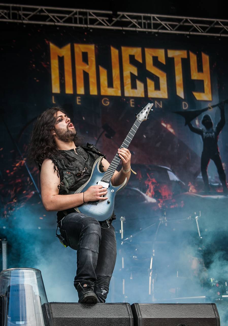 První den vyprodaného Metalfestu. Vystoupily kapely Hammerfall, Powerwolf, Amorphis, Axxis i česká ikona Törr