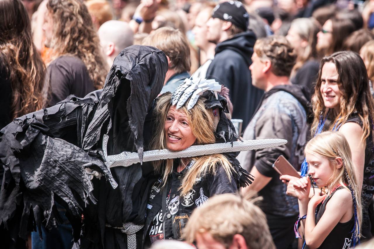 První den vyprodaného Metalfestu. Vystoupily kapely Hammerfall, Powerwolf, Amorphis, Axxis i česká ikona Törr