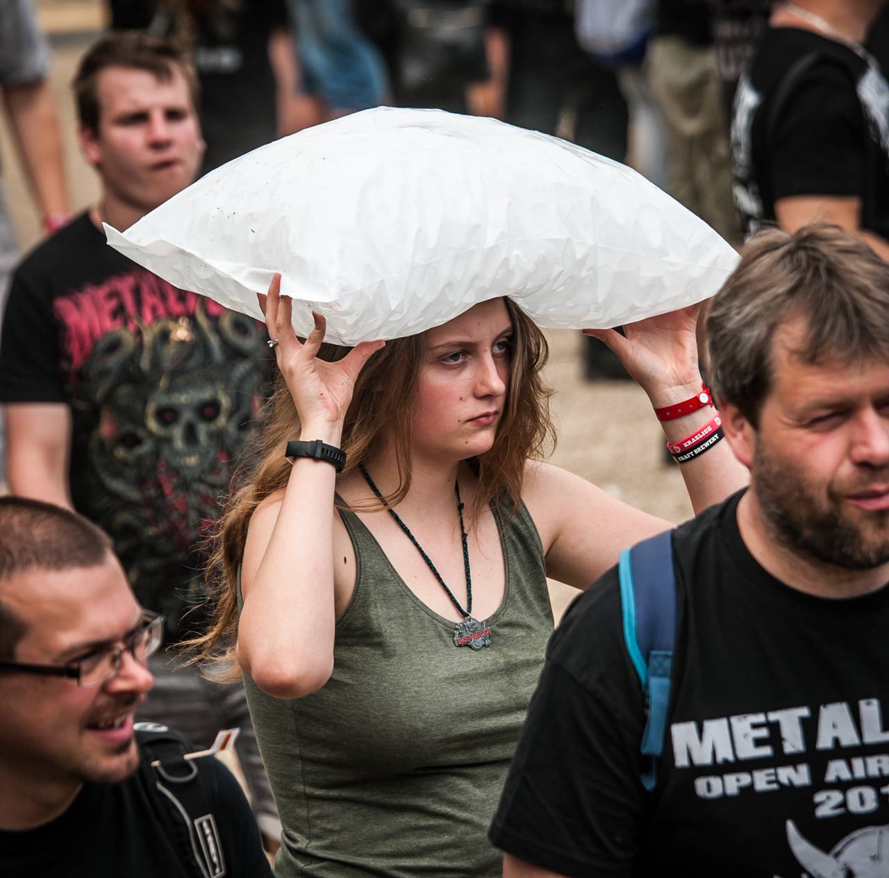 První den vyprodaného Metalfestu. Vystoupily kapely Hammerfall, Powerwolf, Amorphis, Axxis i česká ikona Törr