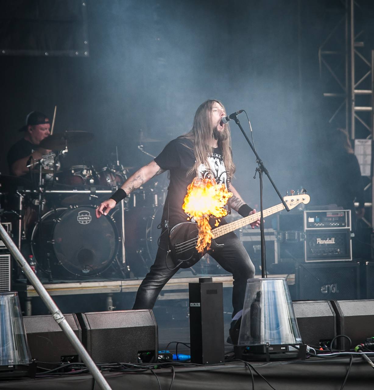 První den vyprodaného Metalfestu. Vystoupily kapely Hammerfall, Powerwolf, Amorphis, Axxis i česká ikona Törr